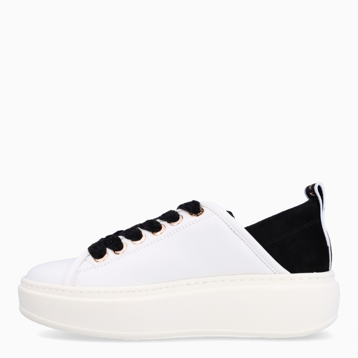 Deportiva de la marca Alexander Smith, modelo Wembley High. Exterior de la deportiva de piel color blanco con detalle color negro en talón. Interior de la deportiva de piel de color blanco. Cierre de la deportiva con cordones de color negro. Deportiva con plantilla extraíble. Deportiva con logotipo en la trabilla trasera. Deportiva con plataforma de 4 cm. La deportiva de Alexander Smith hace referencia al famoso estadio inglés: deportividad y elegancia se funden para dar vida a este modelo. Wembley High son las zapatillas con el equilibrio perfecto entre comodidad y estilo, elegantes y sobrias pero con un toque moderno dado por los detalles que marcan la diferencia.