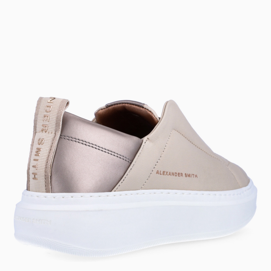 Deportivas de la marca Alexander Smith, modelo WEMBLEY SLIP-ON. Exterior de la deportiva de piel color beig. Deportiva en piel color blanco en la parte del talón. Interior de la deportiva de piel de color bronce. Cierre de la deportiva sin cordones. Deportiva con plantilla extraíble. Deportiva con logotipo en la trabilla trasera. Deportiva Alexander Smith con plataforma de 4 cm. La deportiva de Alexander Smith hace referencia al famoso estadio inglés: deportividad y elegancia se funden para dar vida a este modelo. Wembley Slip-on son las zapatillas con el equilibrio perfecto entre comodidad y estilo, elegantes y sobrias pero con un toque moderno dado por los detalles que marcan la diferencia.
