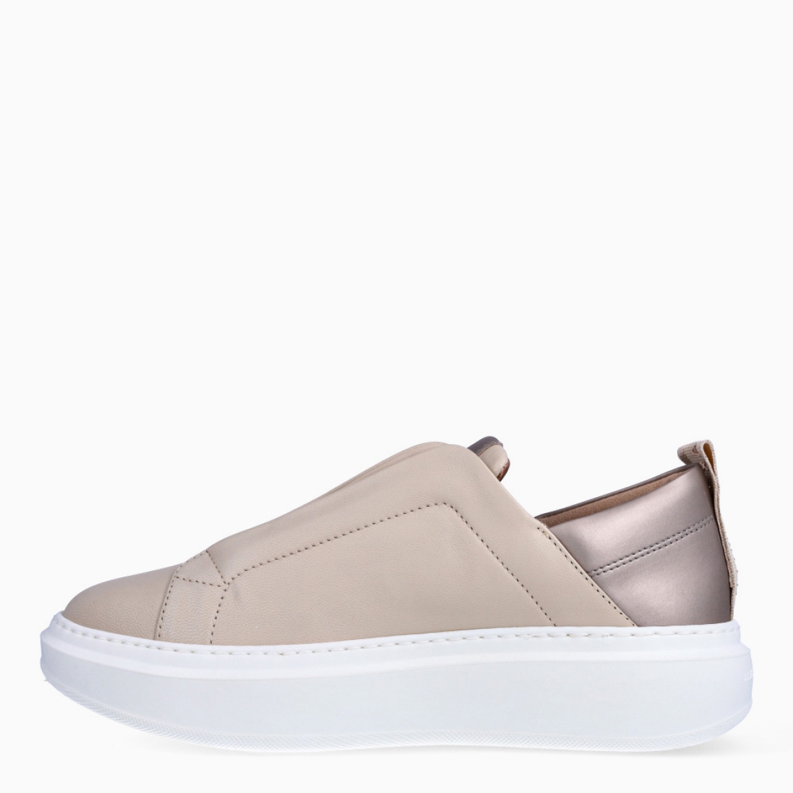Deportivas de la marca Alexander Smith, modelo WEMBLEY SLIP-ON. Exterior de la deportiva de piel color beig. Deportiva en piel color blanco en la parte del talón. Interior de la deportiva de piel de color bronce. Cierre de la deportiva sin cordones. Deportiva con plantilla extraíble. Deportiva con logotipo en la trabilla trasera. Deportiva Alexander Smith con plataforma de 4 cm. La deportiva de Alexander Smith hace referencia al famoso estadio inglés: deportividad y elegancia se funden para dar vida a este modelo. Wembley Slip-on son las zapatillas con el equilibrio perfecto entre comodidad y estilo, elegantes y sobrias pero con un toque moderno dado por los detalles que marcan la diferencia.