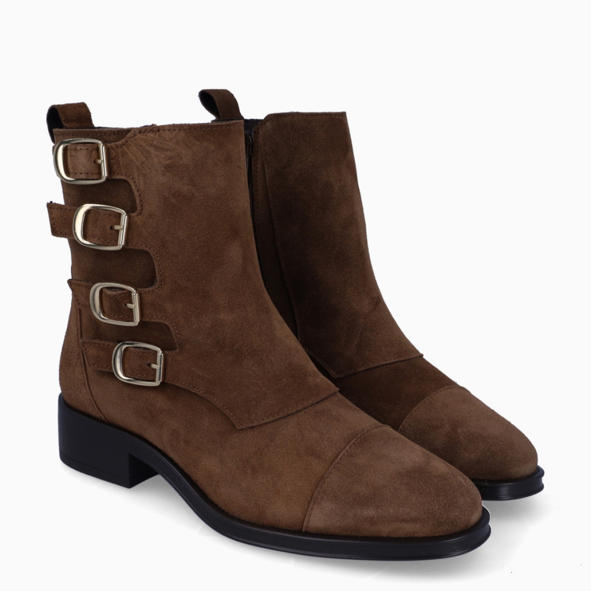 Botines de la marca Alpe, modelo CONNI. Exterior en ante color marrón con detalle de cuatro hebillas. Interior en ante marrón. Cierre con cremallera y una cuña de 3cm de altura. Estos botines Alpe CONNI son unos clásicos, ideales en estilo y comodidad.