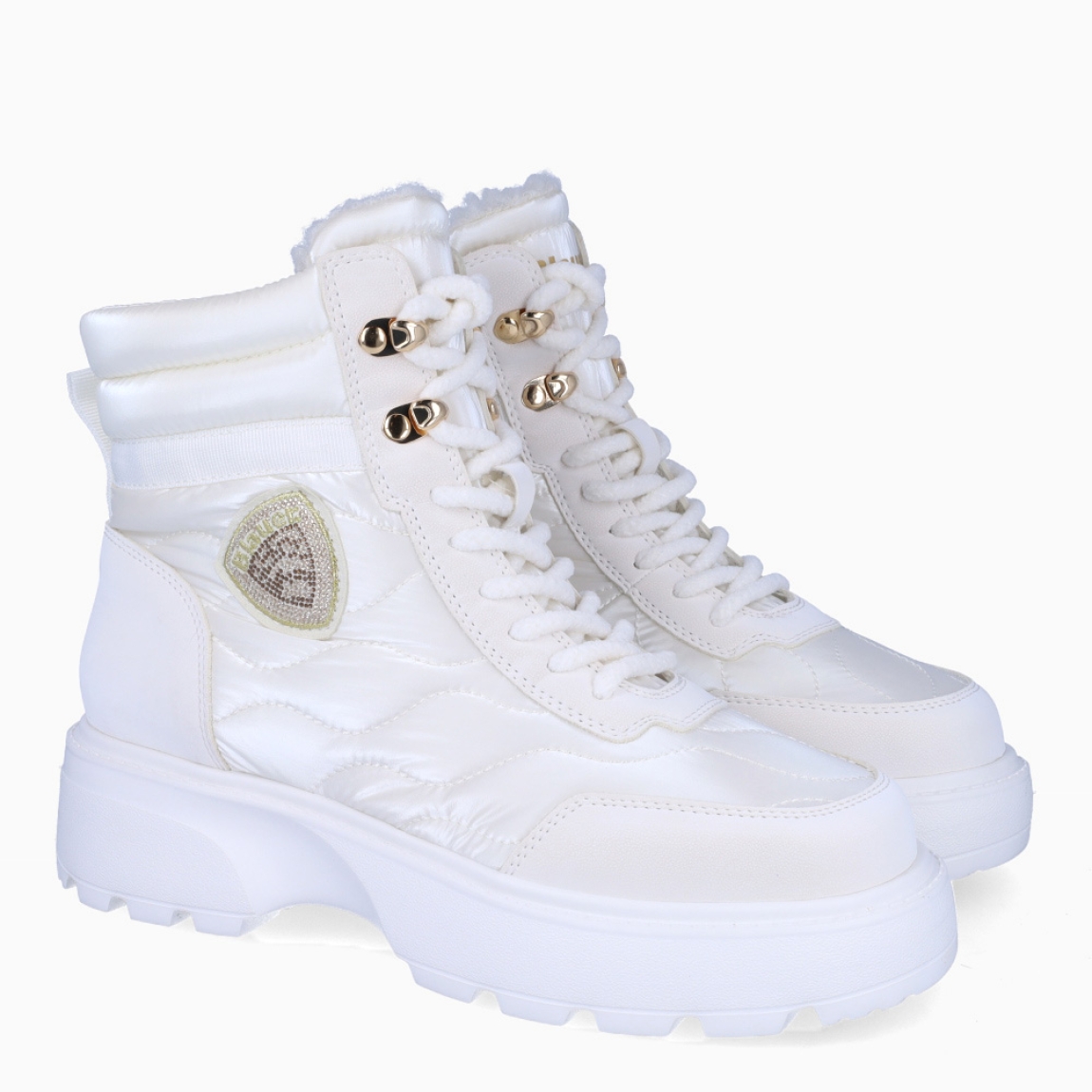 Botines de la marca Blauer, modelo MACLA. Exterior en naylon color blanco con detalle del logo brillante. Interior en piel peluche acolchada color blanco para mayor comodidad. Cierre de los botines Blauer con cordones blancos y una suela dentada de 4cm de altura. Estos botines Blauer MACLA son ideales para ti!