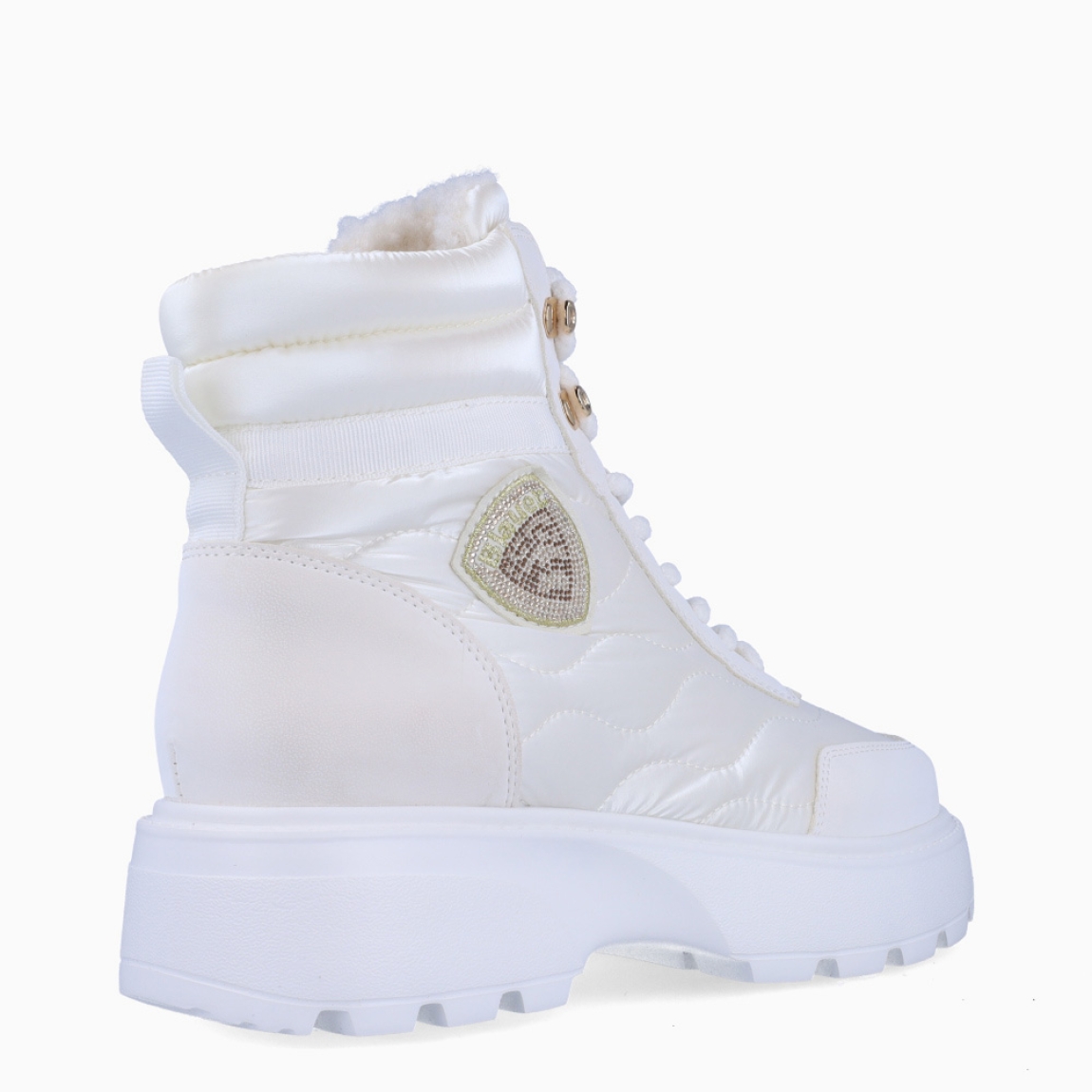 Botines de la marca Blauer, modelo MACLA. Exterior en naylon color blanco con detalle del logo brillante. Interior en piel peluche acolchada color blanco para mayor comodidad. Cierre de los botines Blauer con cordones blancos y una suela dentada de 4cm de altura. Estos botines Blauer MACLA son ideales para ti!