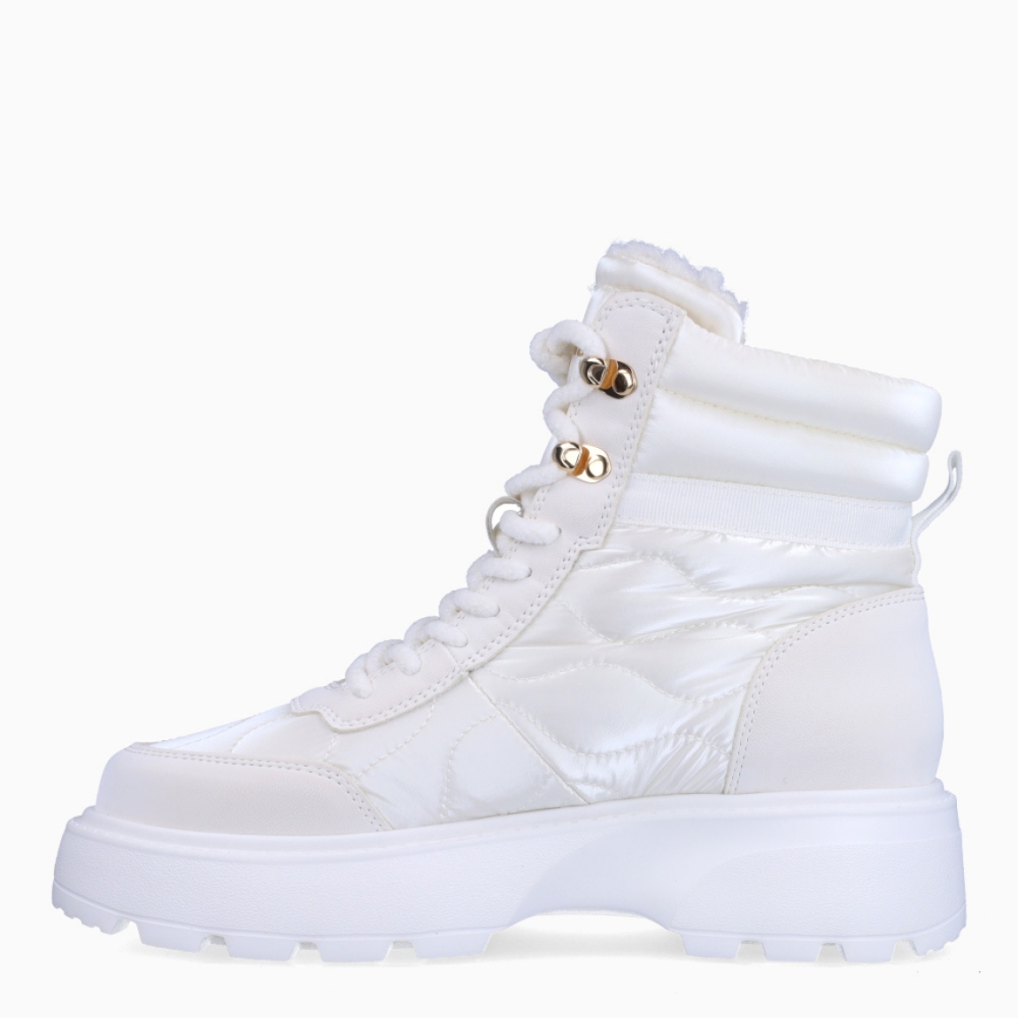 Botines de la marca Blauer, modelo MACLA. Exterior en naylon color blanco con detalle del logo brillante. Interior en piel peluche acolchada color blanco para mayor comodidad. Cierre de los botines Blauer con cordones blancos y una suela dentada de 4cm de altura. Estos botines Blauer MACLA son ideales para ti!