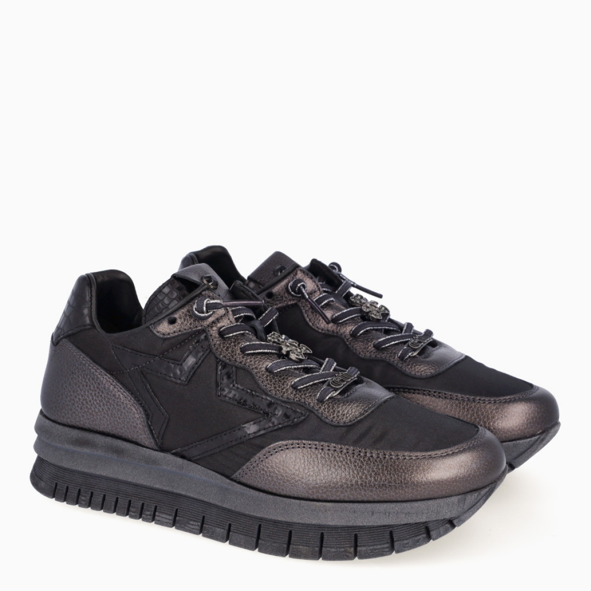 Deportivas de la marca Cetti, modelo C139. Exterior de las deportivas en naylon color negro con detalle de broche brillante en forma de oso atado a cordones. Interior de las deportivas en piel color negro. Cierre de las deportivas Tamaris con cordones elásticos. Deportivas Tamaris con cuña de 4cm de altura. Estas deportivas Tamaris C139 son unas clásicas de temporada, no te puedes faltar en el armario!