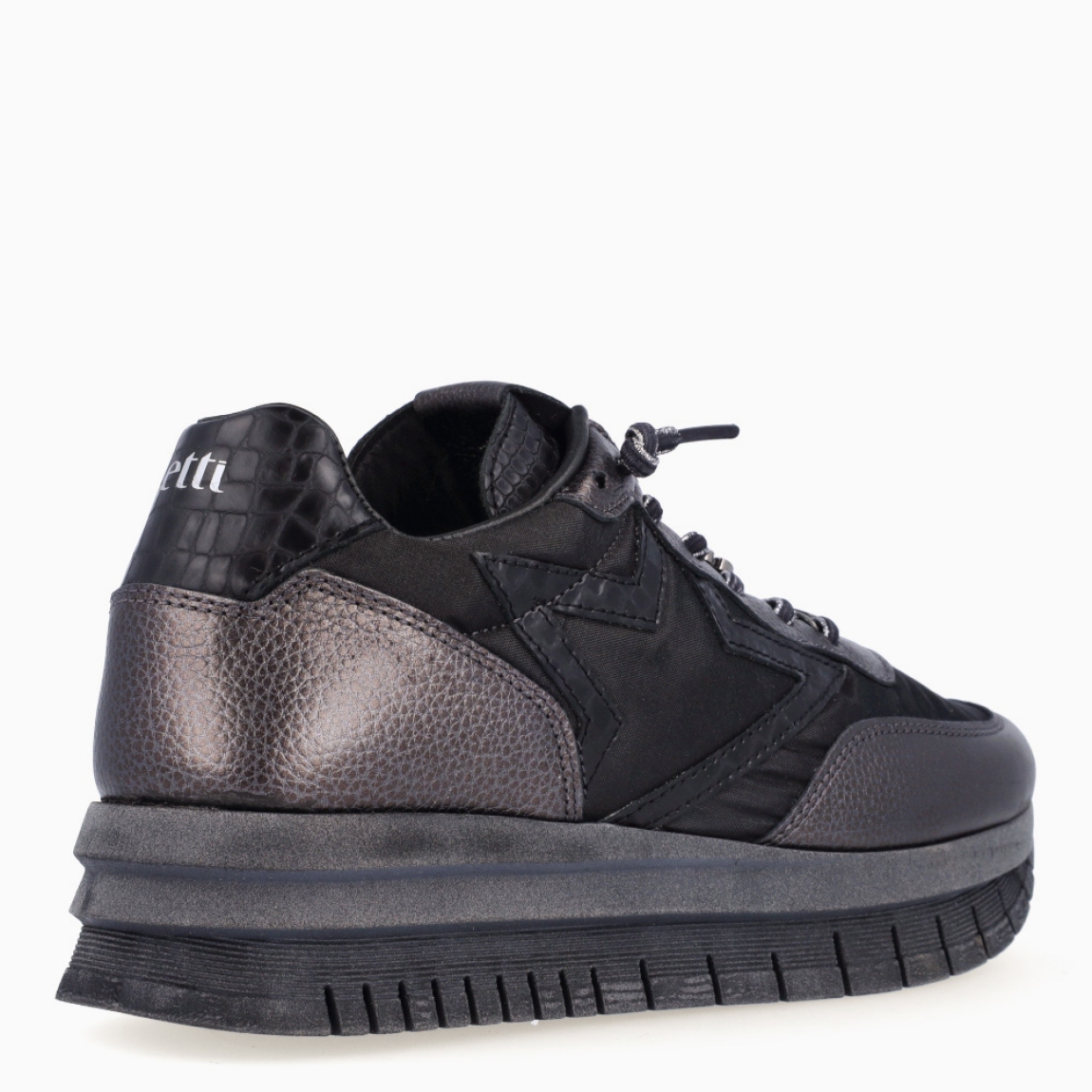 Deportivas de la marca Cetti, modelo C139. Exterior de las deportivas en naylon color negro con detalle de broche brillante en forma de oso atado a cordones. Interior de las deportivas en piel color negro. Cierre de las deportivas Tamaris con cordones elásticos. Deportivas Tamaris con cuña de 4cm de altura. Estas deportivas Tamaris C139 son unas clásicas de temporada, no te puedes faltar en el armario!