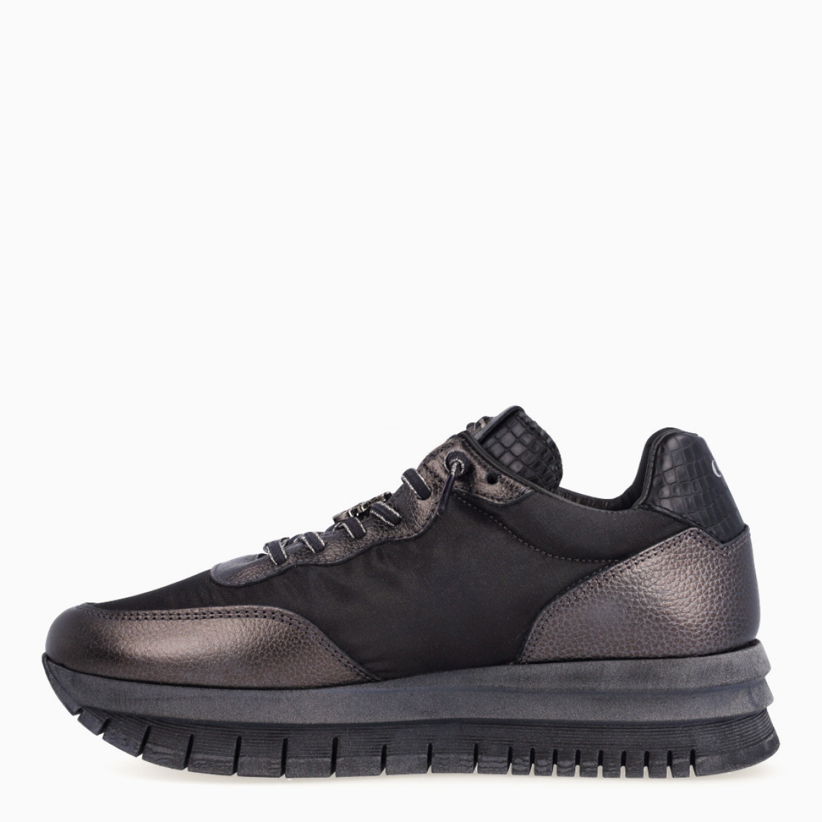 Deportivas de la marca Cetti, modelo C139. Exterior de las deportivas en naylon color negro con detalle de broche brillante en forma de oso atado a cordones. Interior de las deportivas en piel color negro. Cierre de las deportivas Tamaris con cordones elásticos. Deportivas Tamaris con cuña de 4cm de altura. Estas deportivas Tamaris C139 son unas clásicas de temporada, no te puedes faltar en el armario!
