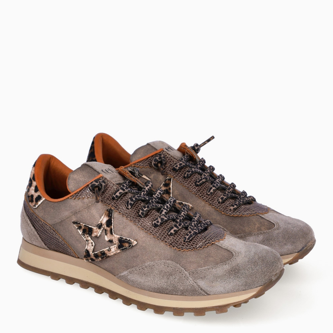 Deportiva de la marca Cetti, modelo C-1259. Exterior de la deportiva en ante color taupe con detalle del logo y talón en animal print de leopardo. Interior en textil color cuero. Cierre de las deportivas con cordones elásticos. Suela dentada de goma y plantilla acolchada. Deportivas de la marca Cetti, modelo C-1259, muy cómodas y perfectas para el día a día, con todos los colores tendencia de la temporada.
