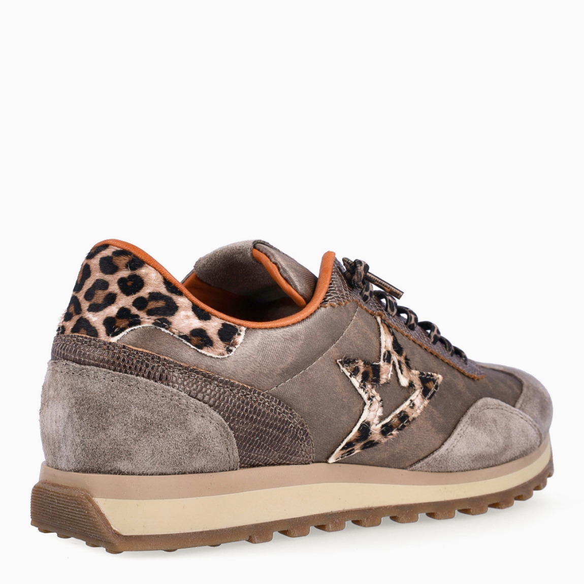 Deportiva de la marca Cetti, modelo C-1259. Exterior de la deportiva en ante color taupe con detalle del logo y talón en animal print de leopardo. Interior en textil color cuero. Cierre de las deportivas con cordones elásticos. Suela dentada de goma y plantilla acolchada. Deportivas de la marca Cetti, modelo C-1259, muy cómodas y perfectas para el día a día, con todos los colores tendencia de la temporada.