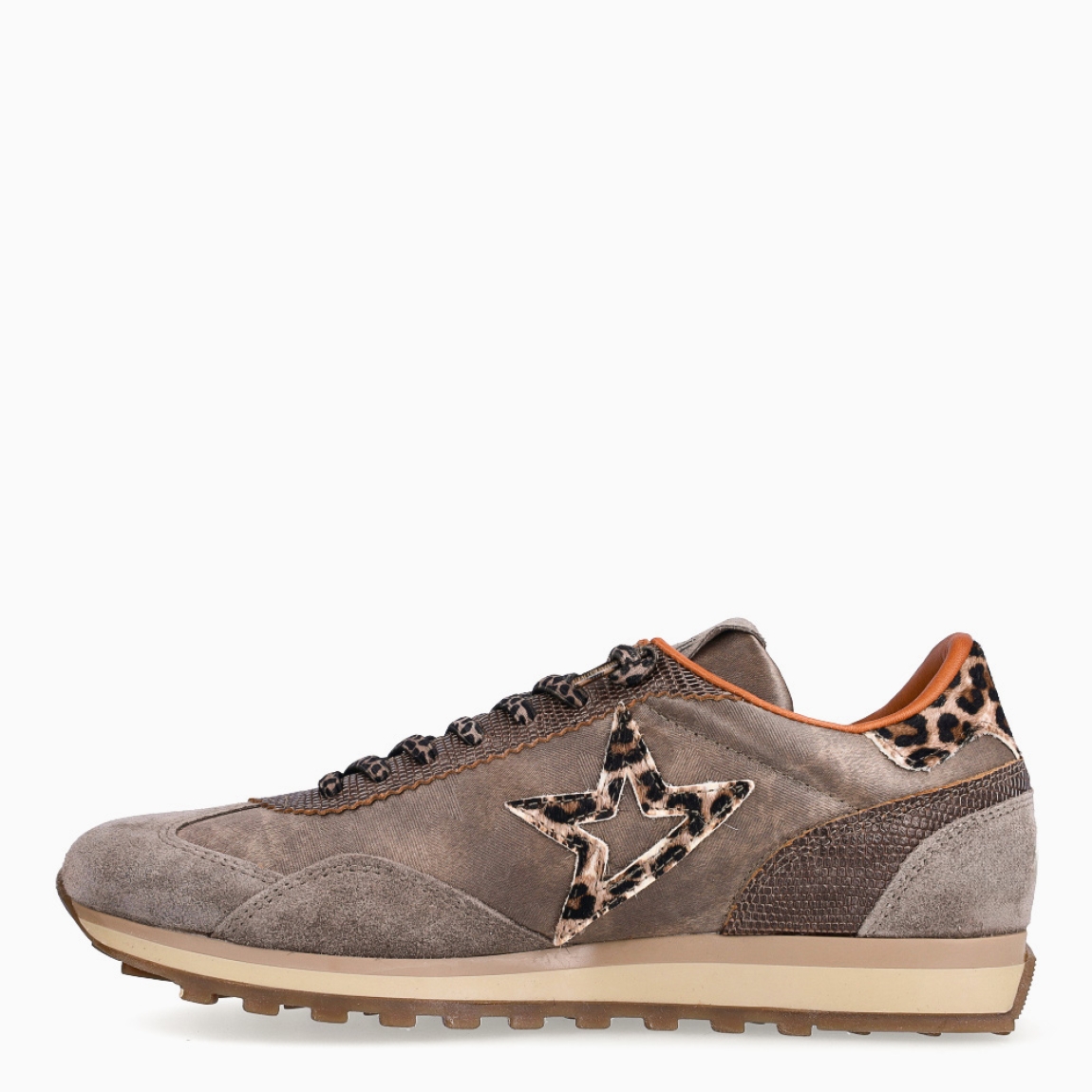 Deportiva de la marca Cetti, modelo C-1259. Exterior de la deportiva en ante color taupe con detalle del logo y talón en animal print de leopardo. Interior en textil color cuero. Cierre de las deportivas con cordones elásticos. Suela dentada de goma y plantilla acolchada. Deportivas de la marca Cetti, modelo C-1259, muy cómodas y perfectas para el día a día, con todos los colores tendencia de la temporada.