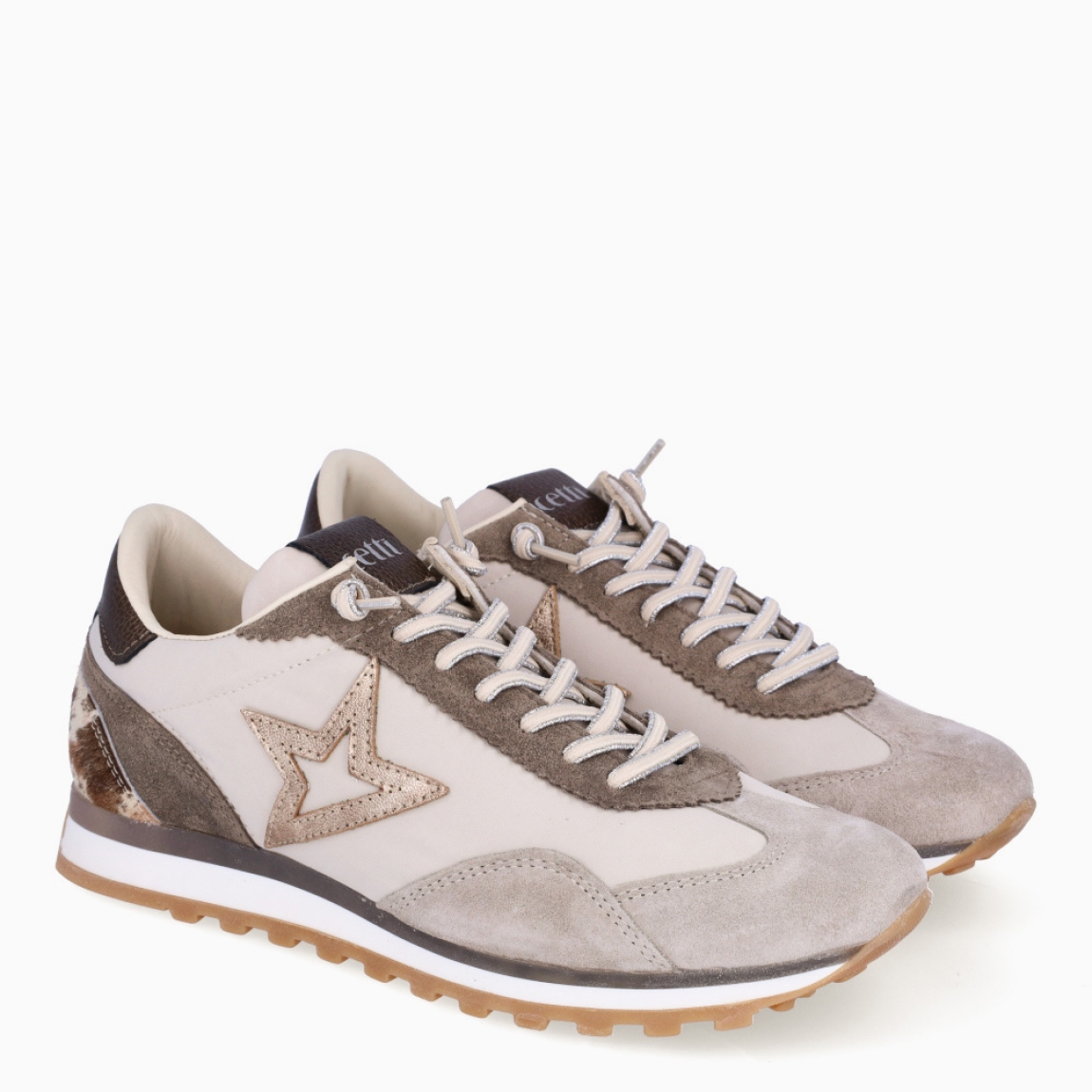 Deportiva de la marca Cetti, modelo C-1259. Exterior de la deportiva en ante color gris con detalle del logo brillante y talón en animal print de vaca. Interior en textil color blanco. Cierre de las deportivas con cordones elásticos. Suela dentada de goma y plantilla acolchada. Deportivas de la marca Cetti, modelo C-1259, muy cómodas y perfectas para el día a día, con todos los colores tendencia de la temporada.