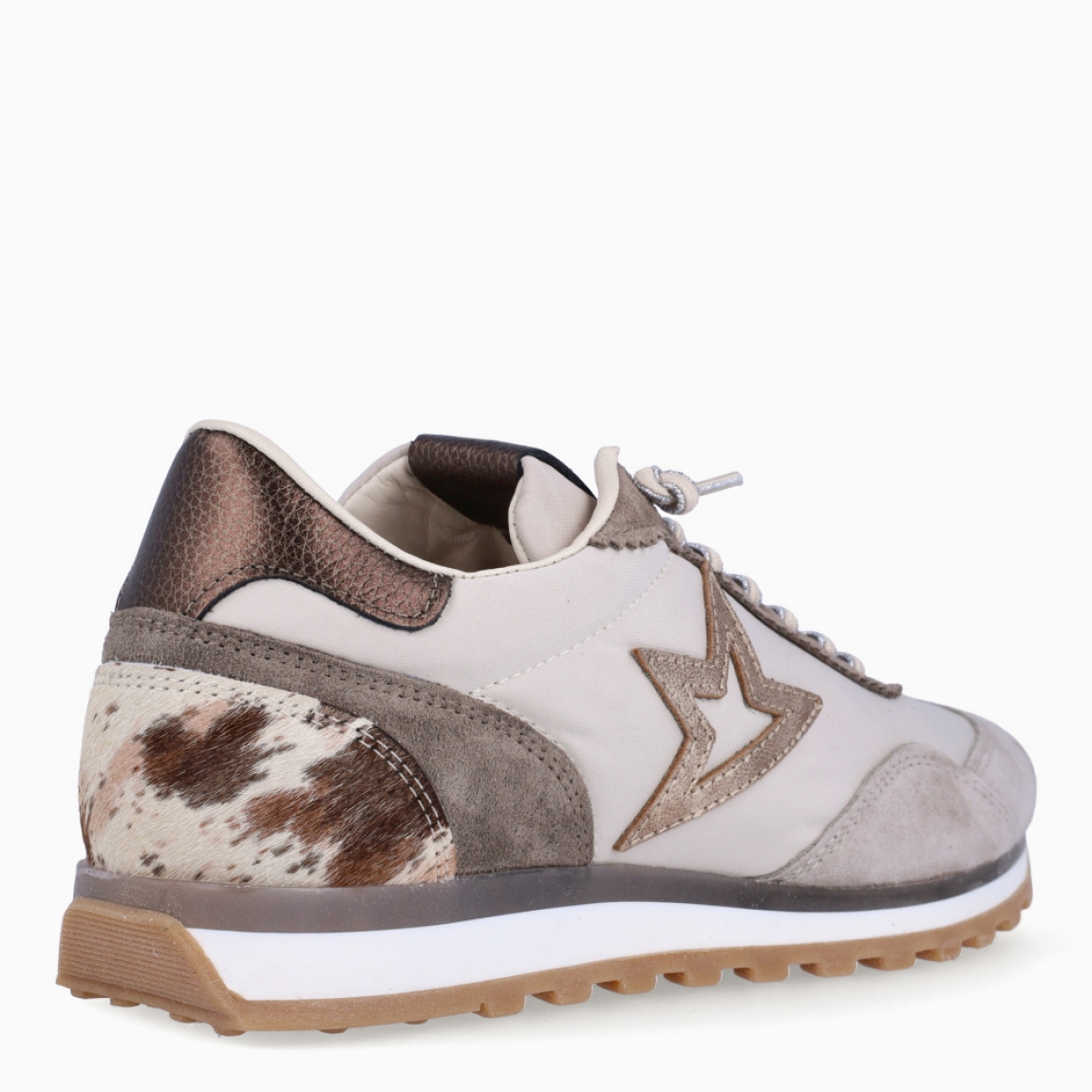 Deportiva de la marca Cetti, modelo C-1259. Exterior de la deportiva en ante color gris con detalle del logo brillante y talón en animal print de vaca. Interior en textil color blanco. Cierre de las deportivas con cordones elásticos. Suela dentada de goma y plantilla acolchada. Deportivas de la marca Cetti, modelo C-1259, muy cómodas y perfectas para el día a día, con todos los colores tendencia de la temporada.