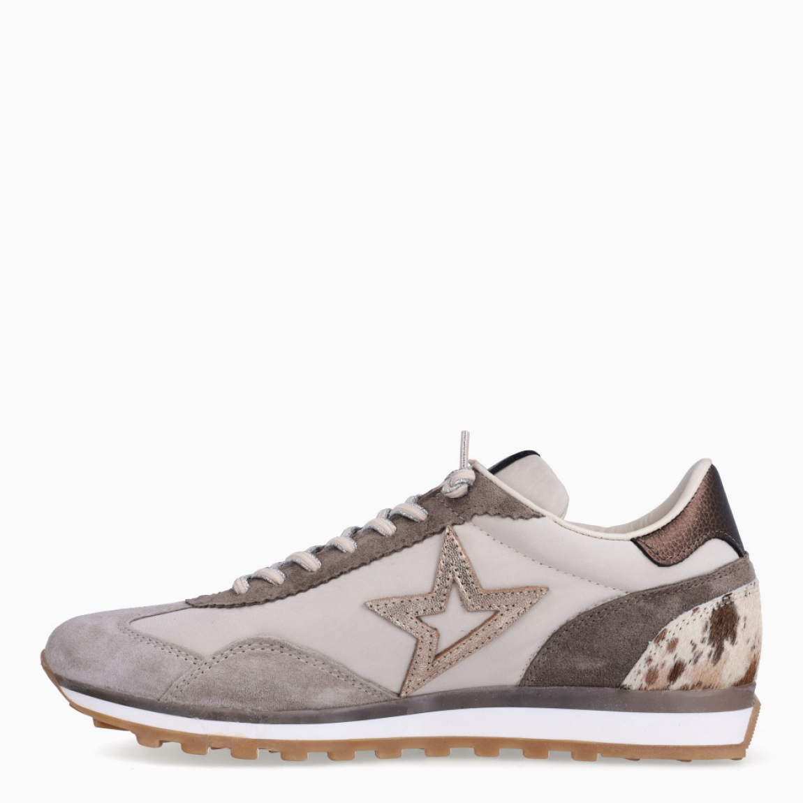 Deportiva de la marca Cetti, modelo C-1259. Exterior de la deportiva en ante color gris con detalle del logo brillante y talón en animal print de vaca. Interior en textil color blanco. Cierre de las deportivas con cordones elásticos. Suela dentada de goma y plantilla acolchada. Deportivas de la marca Cetti, modelo C-1259, muy cómodas y perfectas para el día a día, con todos los colores tendencia de la temporada.