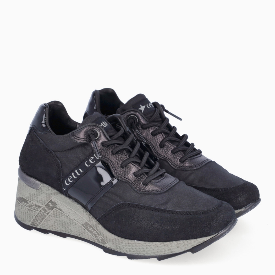 Deportivas de la marca Cetti, modelo C-1145. Exterior de las deportivas de naylon color negro. Interior de las deportivas en piel color negro. Cierre de las deportivas con cordones elásticos. Plantilla de piel acolchada para garantizar la máxima comodidad. Suela de 6cm de altura, incluyendo 2cm de plataforma. La deportiva Cetti C-1145 te brindará una comodidad absoluta en tu día a día!