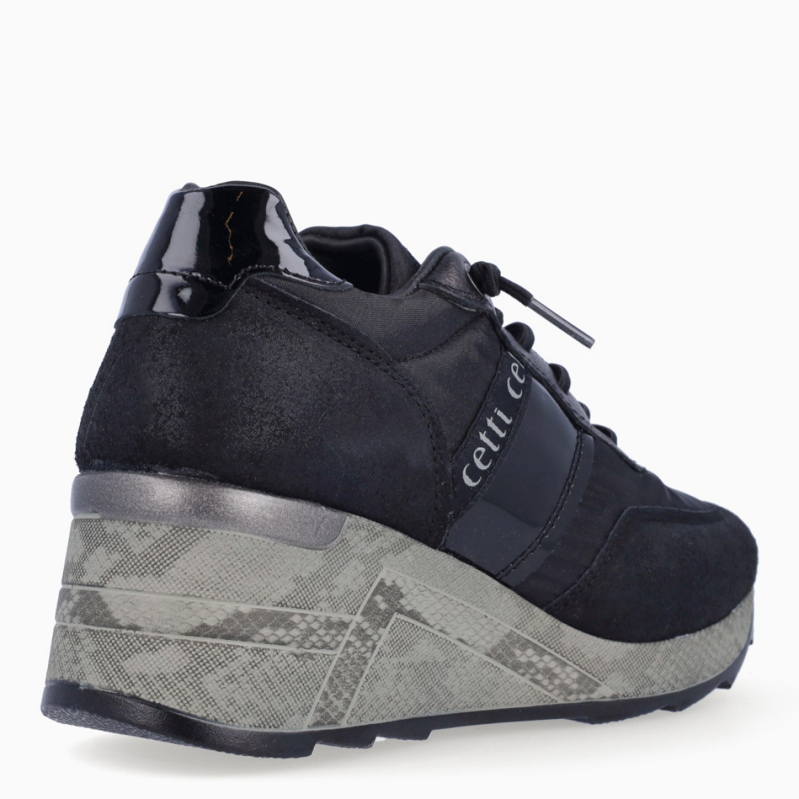 Deportivas de la marca Cetti, modelo C-1145. Exterior de las deportivas de naylon color negro. Interior de las deportivas en piel color negro. Cierre de las deportivas con cordones elásticos. Plantilla de piel acolchada para garantizar la máxima comodidad. Suela de 6cm de altura, incluyendo 2cm de plataforma. La deportiva Cetti C-1145 te brindará una comodidad absoluta en tu día a día!