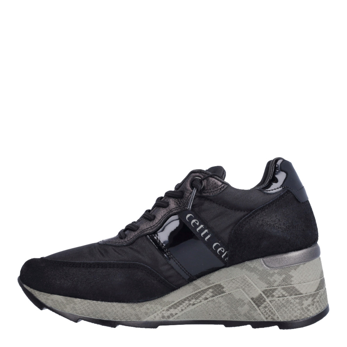 Deportivas de la marca Cetti, modelo C-1145. Exterior de las deportivas de naylon color negro. Interior de las deportivas en piel color negro. Cierre de las deportivas con cordones elásticos. Plantilla de piel acolchada para garantizar la máxima comodidad. Suela de 6cm de altura, incluyendo 2cm de plataforma. La deportiva Cetti C-1145 te brindará una comodidad absoluta en tu día a día!