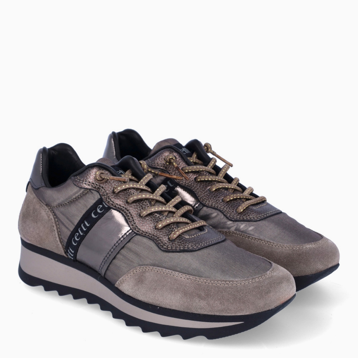 Deportivas de la marca Cetti, modelo 849. Exterior de las deportivas en naylon color bronce con efecto brillante. Interior de las deportivas en piel color negro. Cierre de las deportivas Cetti con cordones elásticos brillantes. Deportivas con cuña de 3cm de altura. Estas deportivas Cetti 849 son unas clásicas, con estilo y comodidad que no pueden faltar en tu armario.