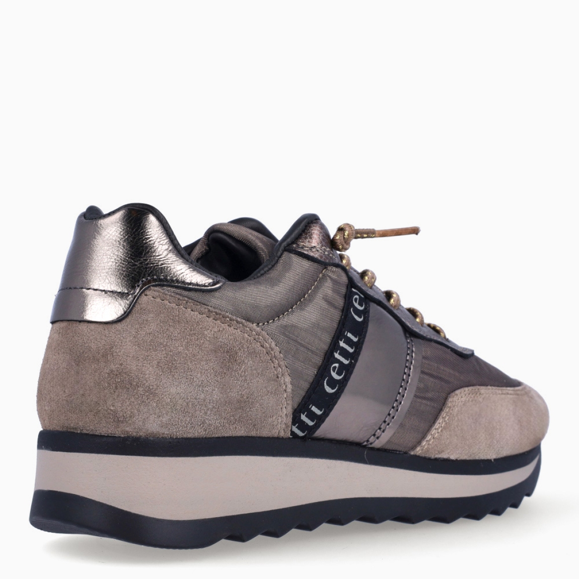 Deportivas de la marca Cetti, modelo 849. Exterior de las deportivas en naylon color bronce con efecto brillante. Interior de las deportivas en piel color negro. Cierre de las deportivas Cetti con cordones elásticos brillantes. Deportivas con cuña de 3cm de altura. Estas deportivas Cetti 849 son unas clásicas, con estilo y comodidad que no pueden faltar en tu armario.
