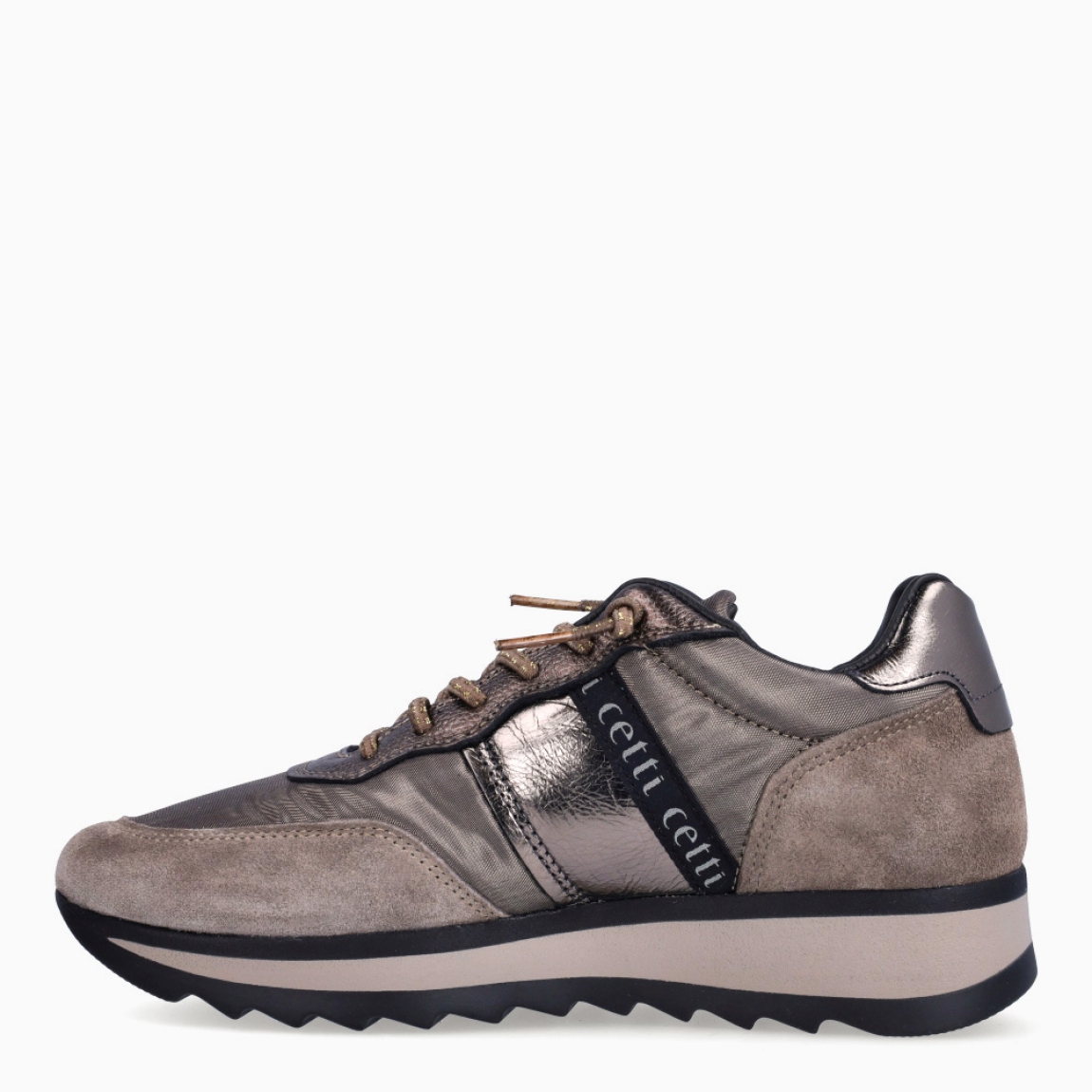 Deportivas de la marca Cetti, modelo 849. Exterior de las deportivas en naylon color bronce con efecto brillante. Interior de las deportivas en piel color negro. Cierre de las deportivas Cetti con cordones elásticos brillantes. Deportivas con cuña de 3cm de altura. Estas deportivas Cetti 849 son unas clásicas, con estilo y comodidad que no pueden faltar en tu armario.