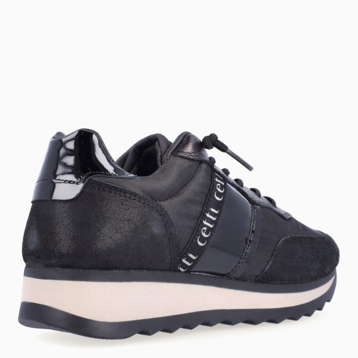 Deportivas de la marca Cetti, modelo C-849. Exterior de las deportivas en naylon color negro con efecto brillante. Interior de las deportivas en piel color negro. Cierre de las deportivas Cetti con cordones elásticos. Deportivas con cuña de 3cm de altura. Estas deportivas Cetti C-849 son unas clásicas, con estilo y comodidad que no pueden faltar en tu armario.