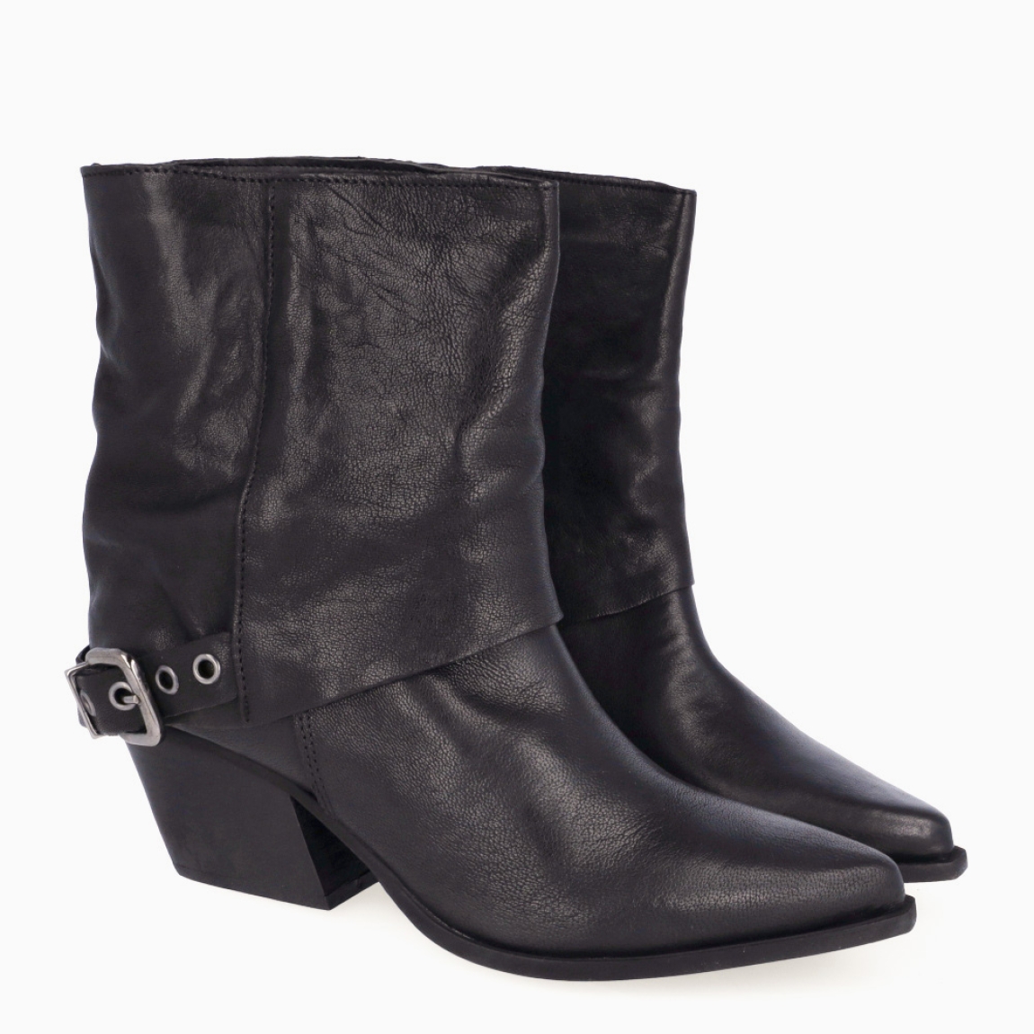 Botines de la marca Itse, modelo RONY. Exterior en piel color negro con punta lápiz. Botines con detalle de hebilla. Interior en piel color negro. Botines Itse con tacón de 6cm de altura. Estos botines Itse RONY son unos clásicos, ideales para toda ocasión!