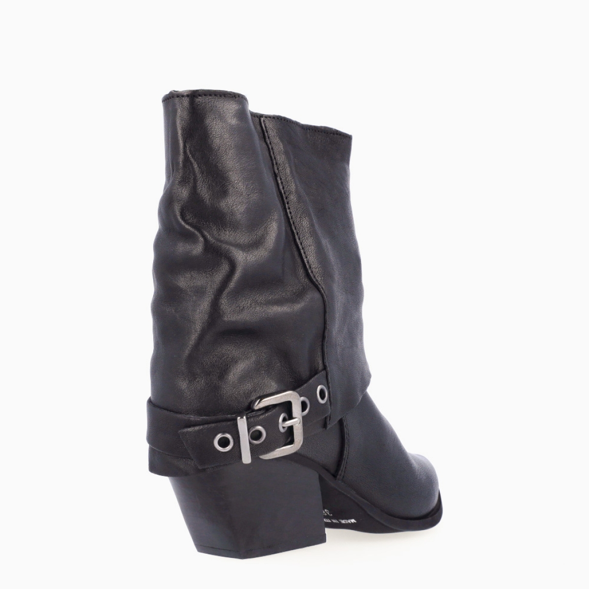 Botines de la marca Itse, modelo RONY. Exterior en piel color negro con punta lápiz. Botines con detalle de hebilla. Interior en piel color negro. Botines Itse con tacón de 6cm de altura. Estos botines Itse RONY son unos clásicos, ideales para toda ocasión!