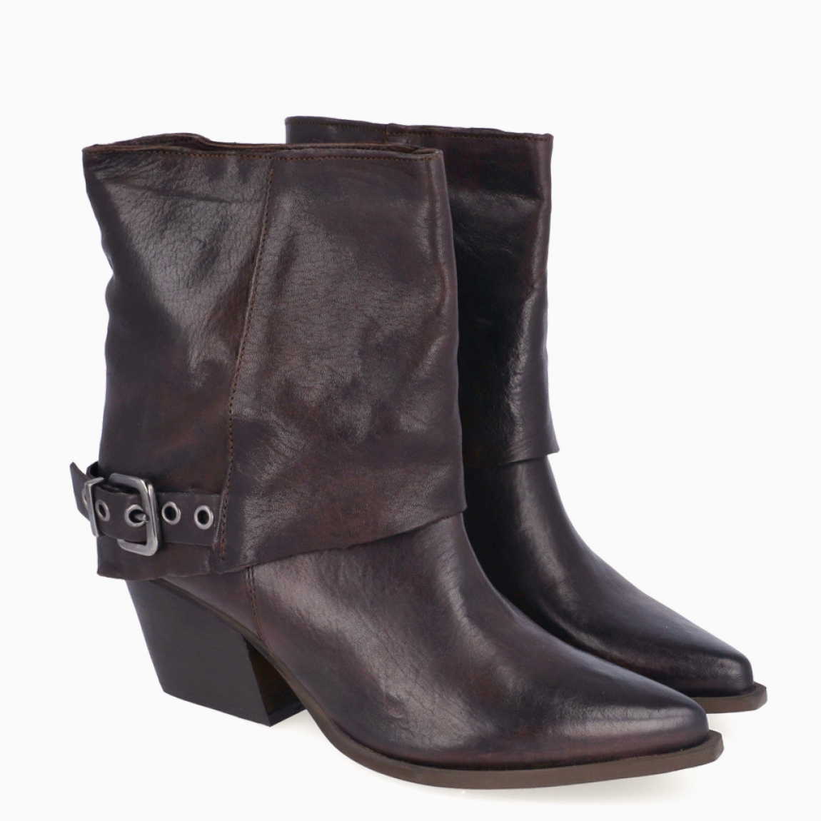 Botines de la marca Itse, modelo RONY. Exterior en piel color marrón con punta lápiz. Botines con detalle de hebilla. Interior en piel color marrón. Botines Itse con tacón de 6cm de altura. Estos botines Itse RONY son unos clásicos, ideales para toda ocasión!