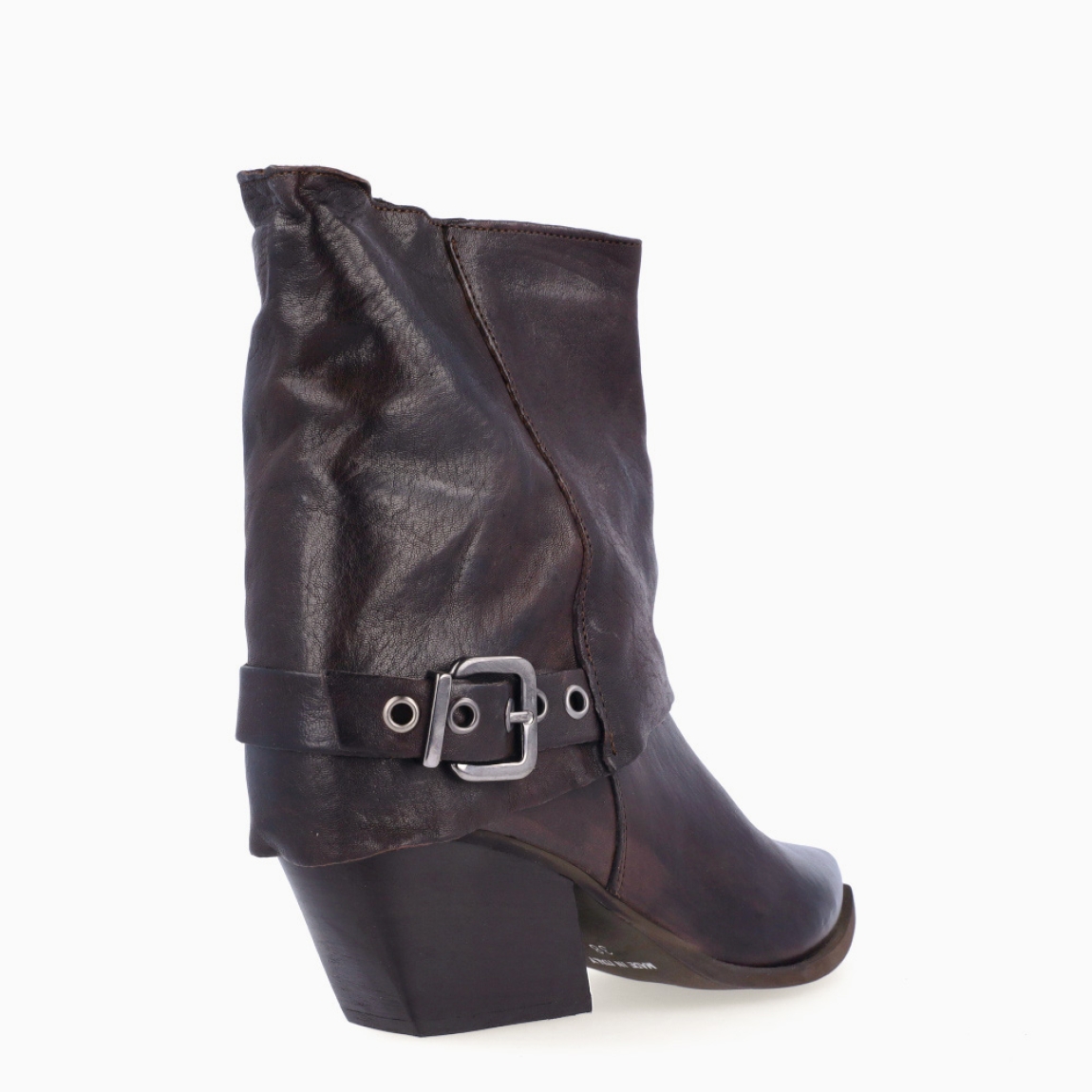 Botines de la marca Itse, modelo RONY. Exterior en piel color marrón con punta lápiz. Botines con detalle de hebilla. Interior en piel color marrón. Botines Itse con tacón de 6cm de altura. Estos botines Itse RONY son unos clásicos, ideales para toda ocasión!