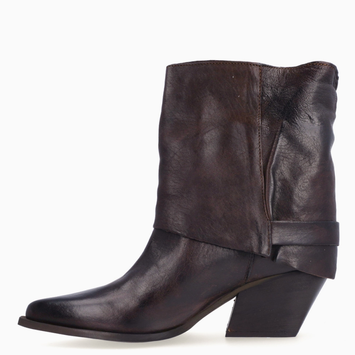 Botines de la marca Itse, modelo RONY. Exterior en piel color marrón con punta lápiz. Botines con detalle de hebilla. Interior en piel color marrón. Botines Itse con tacón de 6cm de altura. Estos botines Itse RONY son unos clásicos, ideales para toda ocasión!