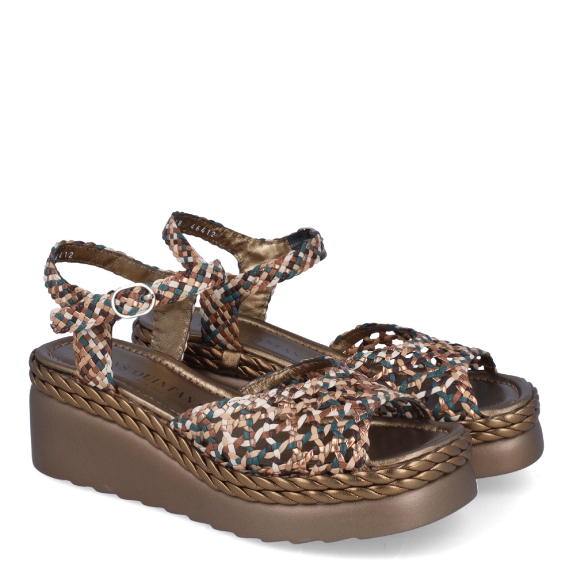 Sandalias de la marca Pons Quintana, modelo SELENE. Exterior en piel trenzada multicolor, prenominando el color oro. Cierre con hebilla en tobillo y cuña de 6cm de altura. Estas sandalias Pons Quintana SELENE son perfectas para esta temporada! tienen el estilo y comodidad que necesitas en tu día a día.