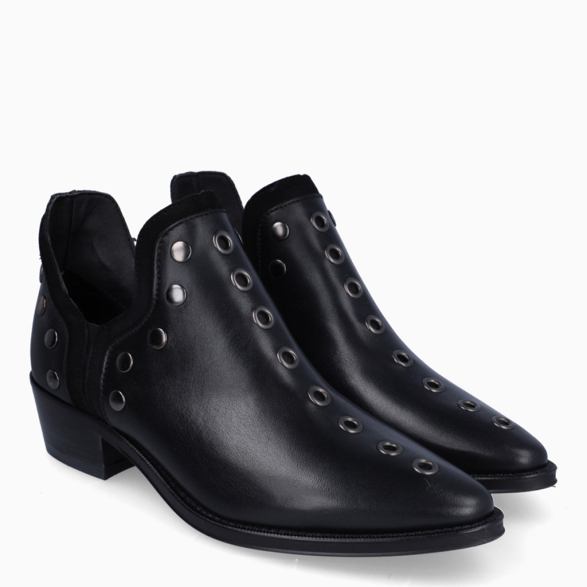 Botines abiertos de la marca Alpe, modelo DARA. Exterior en piel color negro con con detalles de orificios circulares. Punta lápiz. Interior en piel color negro con plantilla extraíble y acolchada para máxima comodidad. Suela con cuña de 3cm de altura. Estos botines Alpe DARA son ideales para tus looks!