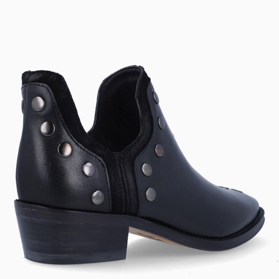 Botines abiertos de la marca Alpe, modelo DARA. Exterior en piel color negro con con detalles de orificios circulares. Punta lápiz. Interior en piel color negro con plantilla extraíble y acolchada para máxima comodidad. Suela con cuña de 3cm de altura. Estos botines Alpe DARA son ideales para tus looks!