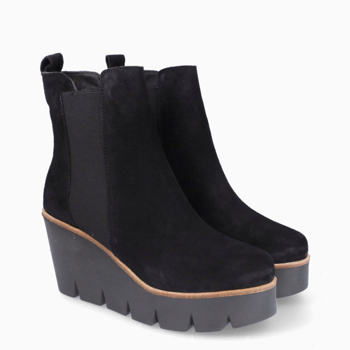 Botines de la marca Alpe, modelo CORA. Exterior en ante color negro con puta redonda. Interior en piel color negro con plantilla extraíble y acolchada para máxima comodidad. Suela con cuña de 9cm de altura. Estos botines Alpe CORA son ideales para tus looks!