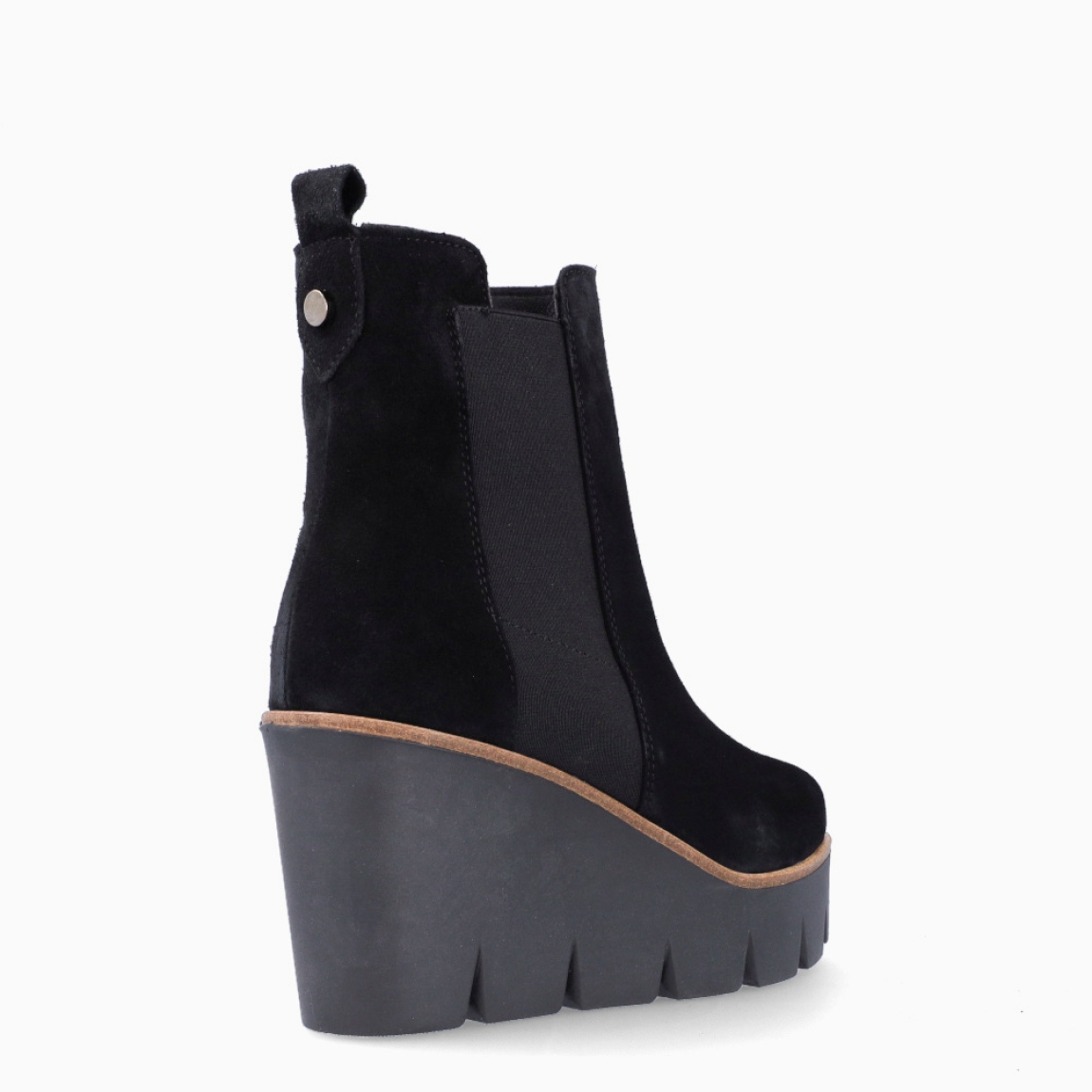 Botines de la marca Alpe, modelo CORA. Exterior en ante color negro con puta redonda. Interior en piel color negro con plantilla extraíble y acolchada para máxima comodidad. Suela con cuña de 9cm de altura. Estos botines Alpe CORA son ideales para tus looks!