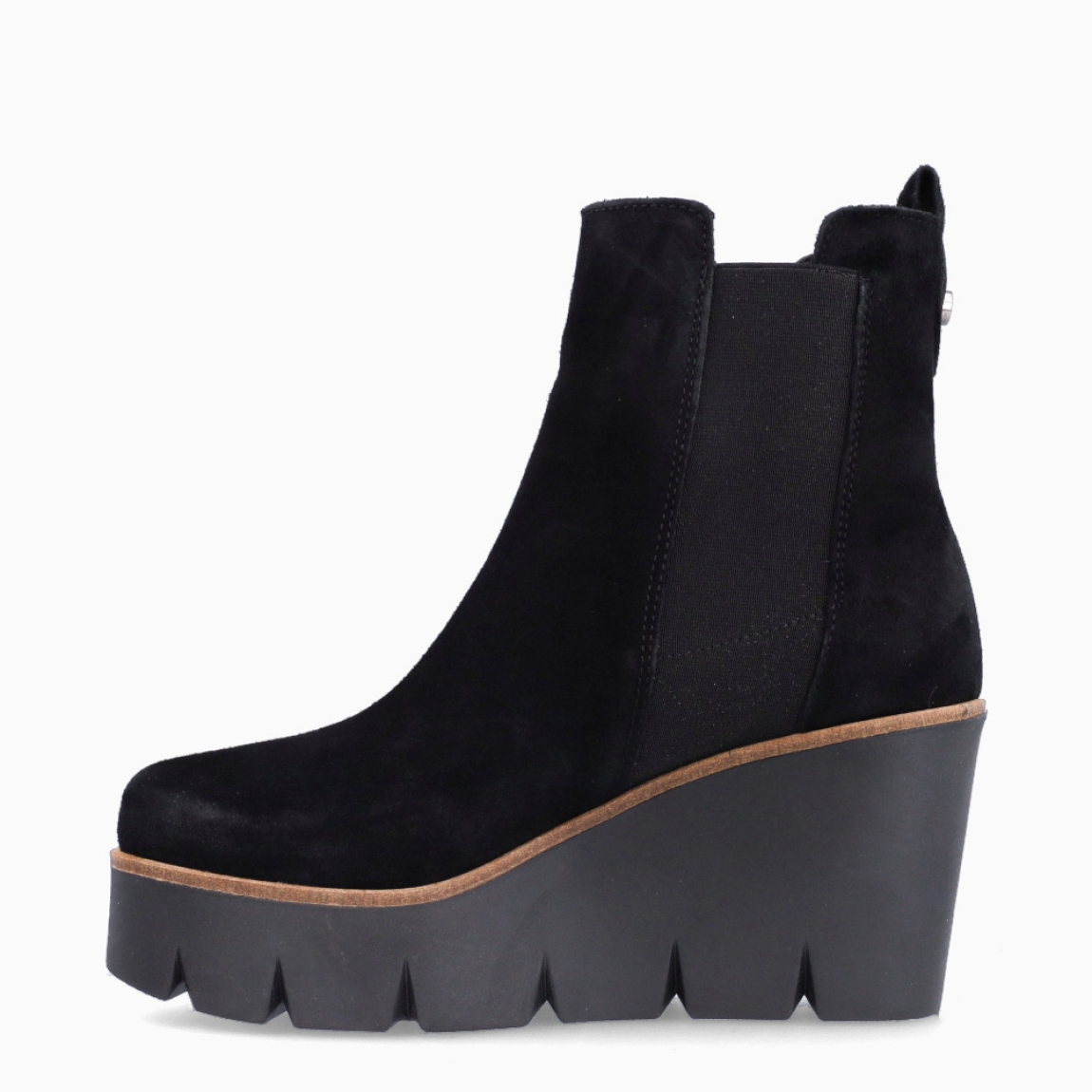 Botines de la marca Alpe, modelo CORA. Exterior en ante color negro con puta redonda. Interior en piel color negro con plantilla extraíble y acolchada para máxima comodidad. Suela con cuña de 9cm de altura. Estos botines Alpe CORA son ideales para tus looks!