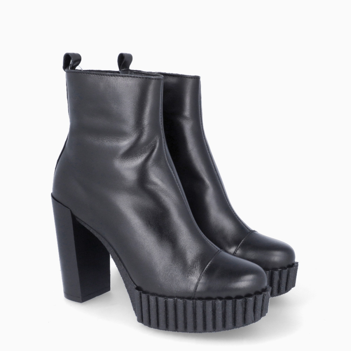 Botines de la marca Alpe, modelo NELLA. Exterior en piel color negro con punta redonda. Interior en piel color negro con plantilla extraíble y acolchada para máxima comodidad. Suela dentada con cuña de 10cm de altura. Estos botines Alpe NELLA son ideales para tus looks!