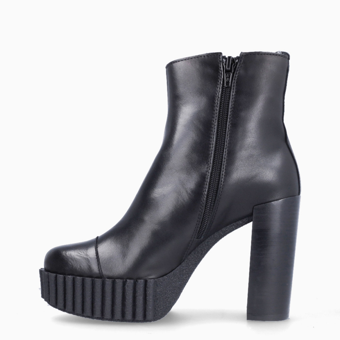 Botines de la marca Alpe, modelo NELLA. Exterior en piel color negro con punta redonda. Interior en piel color negro con plantilla extraíble y acolchada para máxima comodidad. Suela dentada con cuña de 10cm de altura. Estos botines Alpe NELLA son ideales para tus looks!