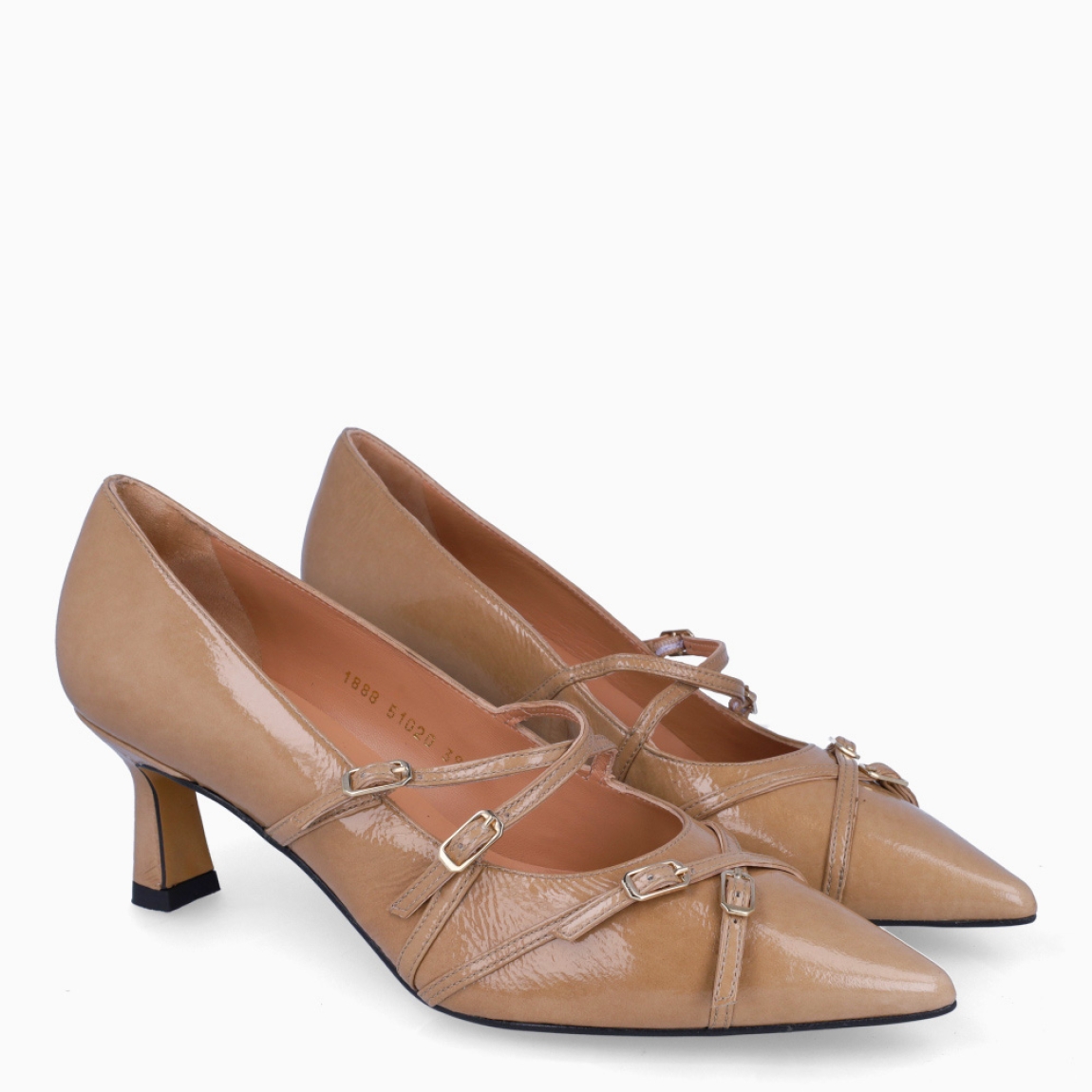 Merceditas de la marca Munné, modelo ZOEY. Exterior en charol color taupe con punta lápiz. Interior en piel color nude. Merceditas Munné con cierre de 4 hebillas cruzadas en pala. Merceditas ZOEY con tacón de 4cm de altura. Estas merceditas Munné ZOEY son ideales para estilizar tus looks!