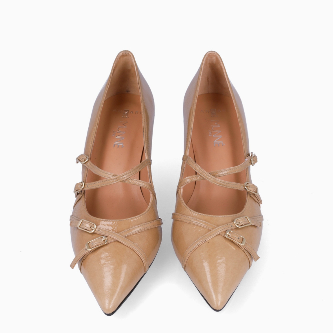 Merceditas de la marca Munné, modelo ZOEY. Exterior en charol color taupe con punta lápiz. Interior en piel color nude. Merceditas Munné con cierre de 4 hebillas cruzadas en pala. Merceditas ZOEY con tacón de 4cm de altura. Estas merceditas Munné ZOEY son ideales para estilizar tus looks!