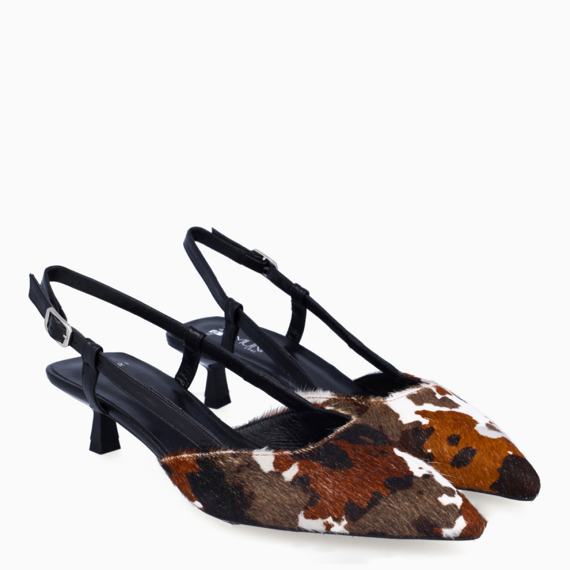 Salones destalonados de la marca Munné, modelo NORA. Exterior en pelo animal print con punta lápiz. Interior en piel color negro. Salones Munné con cierre de hebilla en talón. Salones NORA con tacón de 3cm de altura. Estos salones Munné NORA son ideales para estilizar tus looks!