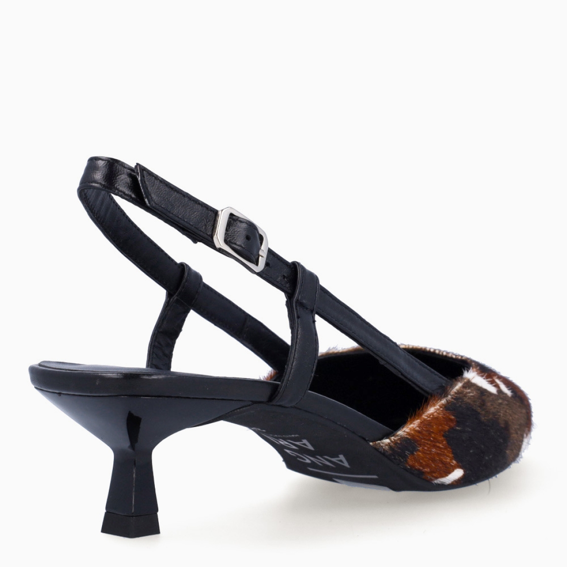 Salones destalonados de la marca Munné, modelo NORA. Exterior en pelo animal print con punta lápiz. Interior en piel color negro. Salones Munné con cierre de hebilla en talón. Salones NORA con tacón de 3cm de altura. Estos salones Munné NORA son ideales para estilizar tus looks!