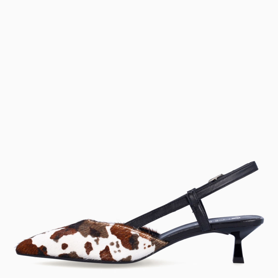 Salones destalonados de la marca Munné, modelo NORA. Exterior en pelo animal print con punta lápiz. Interior en piel color negro. Salones Munné con cierre de hebilla en talón. Salones NORA con tacón de 3cm de altura. Estos salones Munné NORA son ideales para estilizar tus looks!