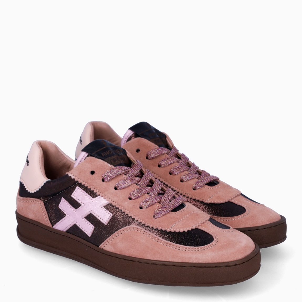 Deportivas de la marca Another Trend, modelo A80. Exterior en ante color lila con detalle de logo en color rosa, al igual que la parte del talón. Interior en piel color rosa. Cierre de las deportivas Another Trend con cordones y suela de goma plana. Estas deportivas Another Trend A80 son, sin duda, un complemento ideal para tus looks urbanos, con estilo y comodidad.