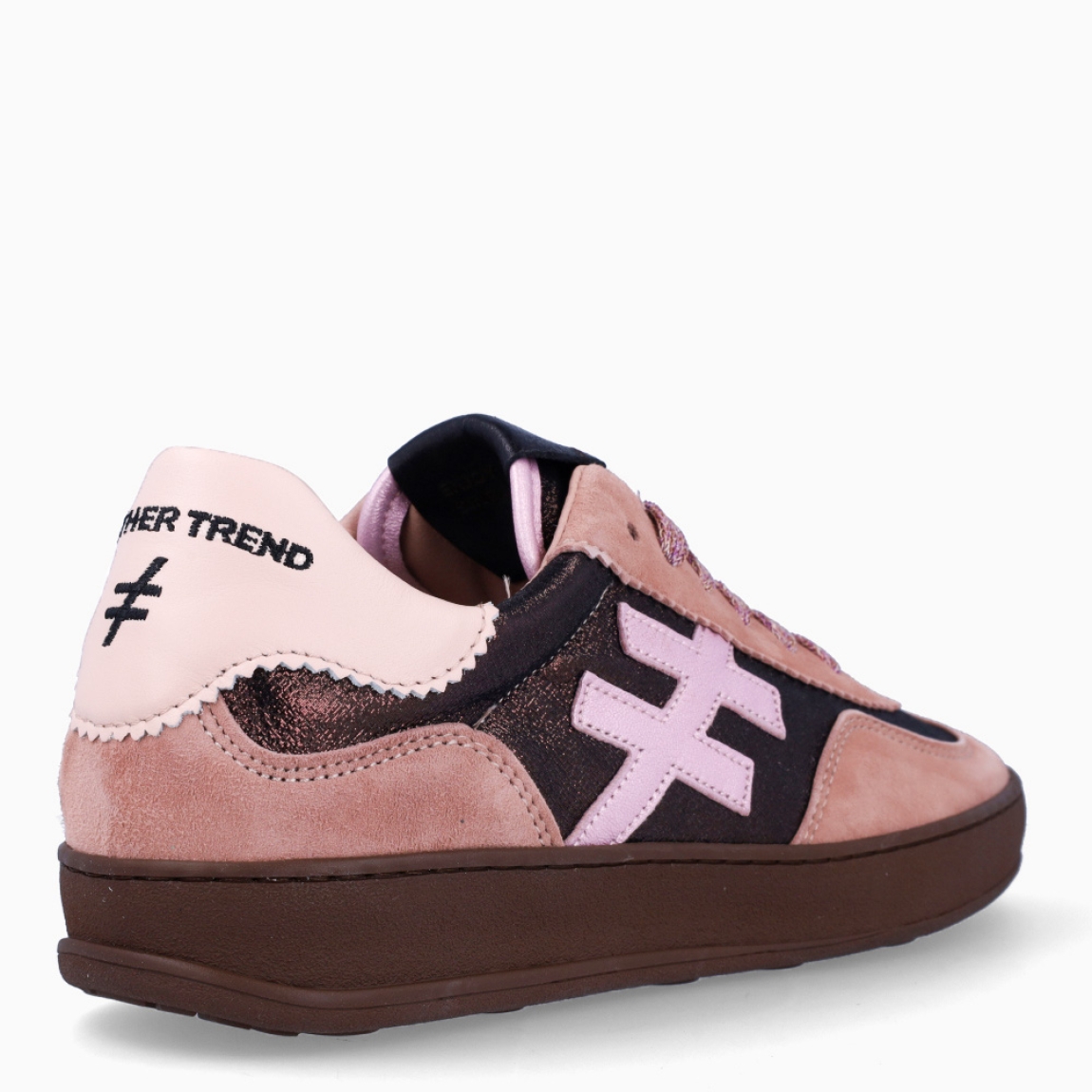 Deportivas de la marca Another Trend, modelo A80. Exterior en ante color lila con detalle de logo en color rosa, al igual que la parte del talón. Interior en piel color rosa. Cierre de las deportivas Another Trend con cordones y suela de goma plana. Estas deportivas Another Trend A80 son, sin duda, un complemento ideal para tus looks urbanos, con estilo y comodidad.