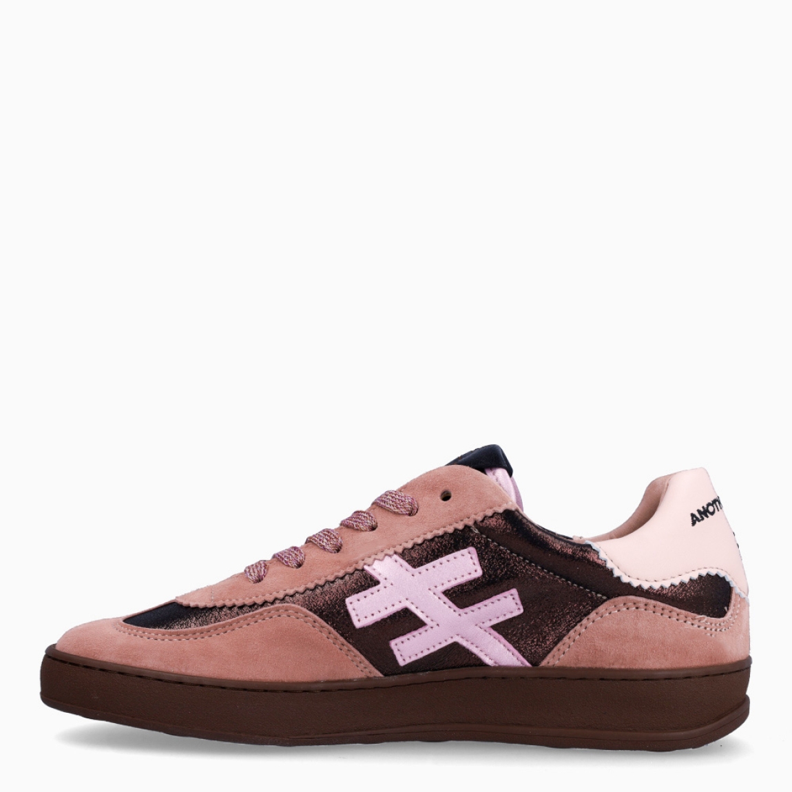 Deportivas de la marca Another Trend, modelo A80. Exterior en ante color lila con detalle de logo en color rosa, al igual que la parte del talón. Interior en piel color rosa. Cierre de las deportivas Another Trend con cordones y suela de goma plana. Estas deportivas Another Trend A80 son, sin duda, un complemento ideal para tus looks urbanos, con estilo y comodidad.