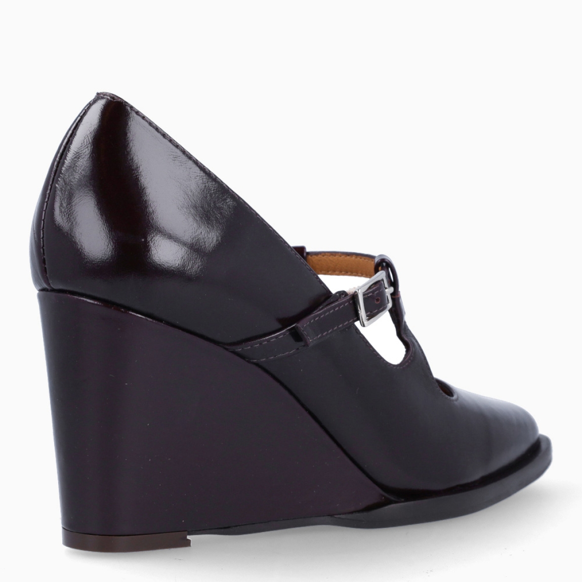 Merceditas de la marca Audley, modelo MATTE. Exterior en piel marrón oscuro con punta plana cuadrada. Interior en piel color cuero. Cierre con hebillas cruzadas en pala y tacón con cuña de 7cm de altura. Estas merceditas Audley MATTE son unos clásicos, ideales para elevar tus looks!