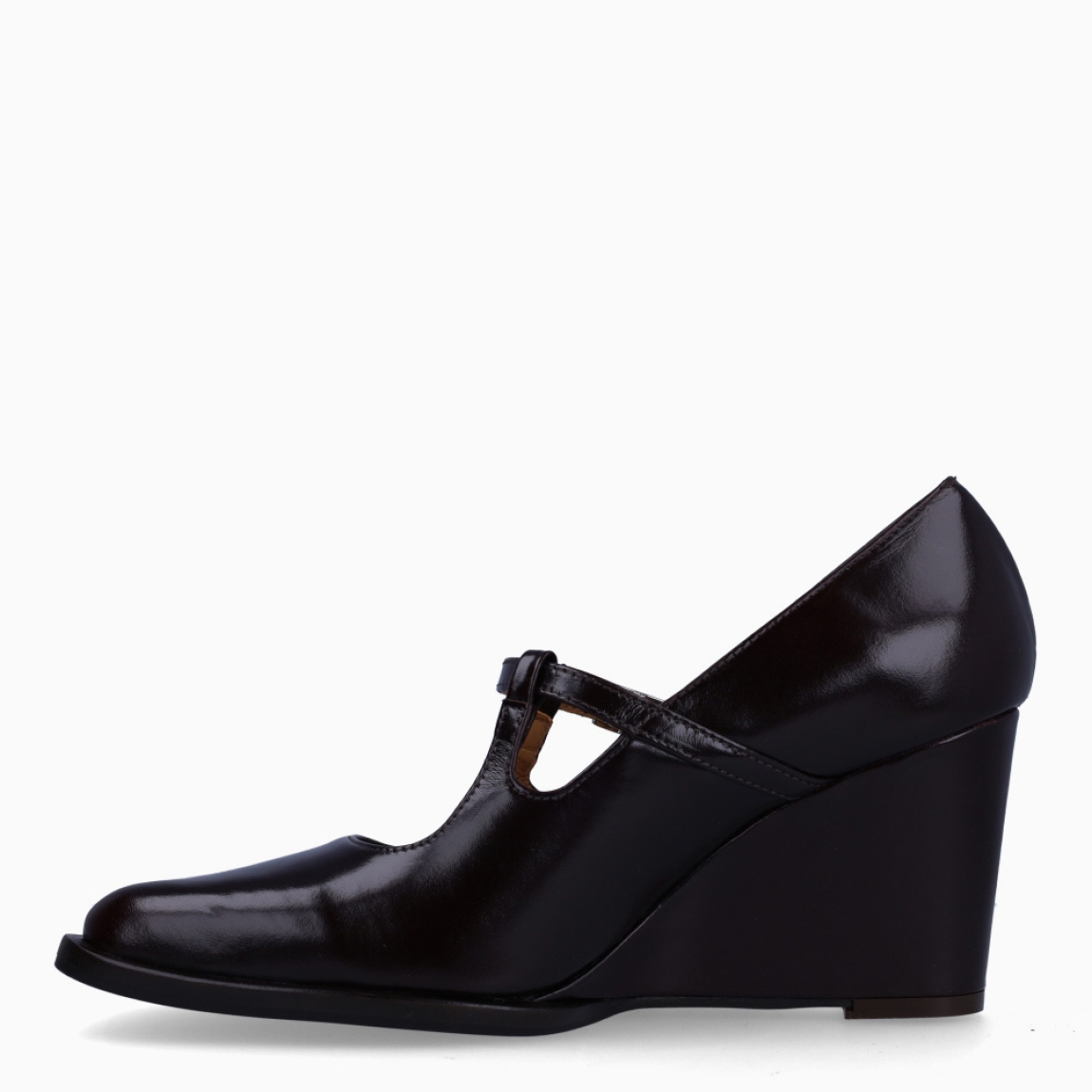 Merceditas de la marca Audley, modelo MATTE. Exterior en piel marrón oscuro con punta plana cuadrada. Interior en piel color cuero. Cierre con hebillas cruzadas en pala y tacón con cuña de 7cm de altura. Estas merceditas Audley MATTE son unos clásicos, ideales para elevar tus looks!