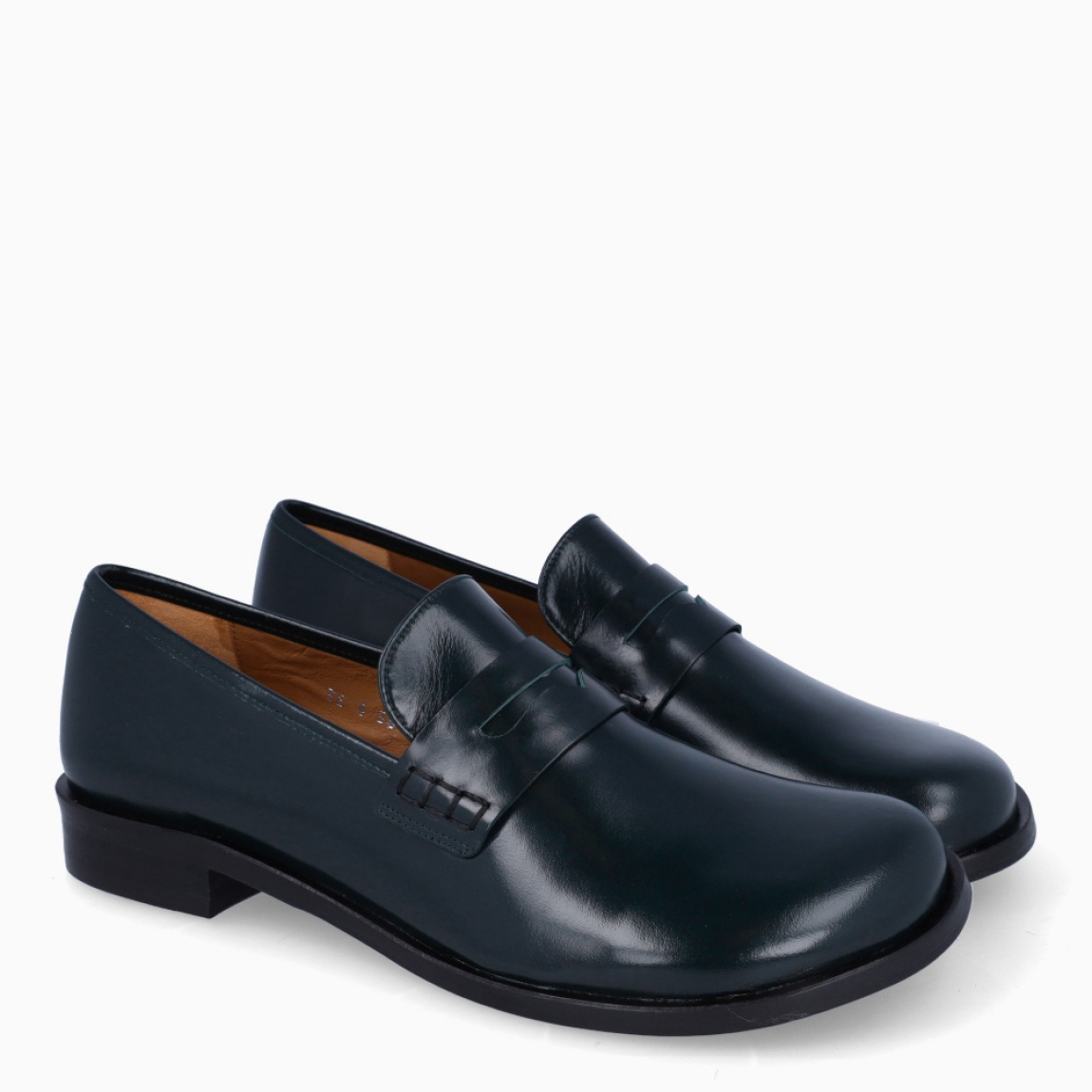 Mocasines de la marca Audley, modelo VERA. Exterior en piel color negro con punta redonda. Interior en piel color cuero. Cierre sin cordones y suela plana de goma. Estos mocasines Audley VERA son unos clásicos, ideales para todos tus looks!