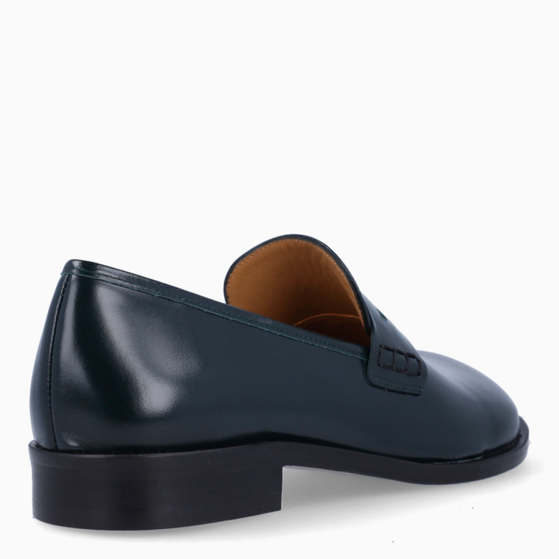 Mocasines de la marca Audley, modelo VERA. Exterior en piel color negro con punta redonda. Interior en piel color cuero. Cierre sin cordones y suela plana de goma. Estos mocasines Audley VERA son unos clásicos, ideales para todos tus looks!