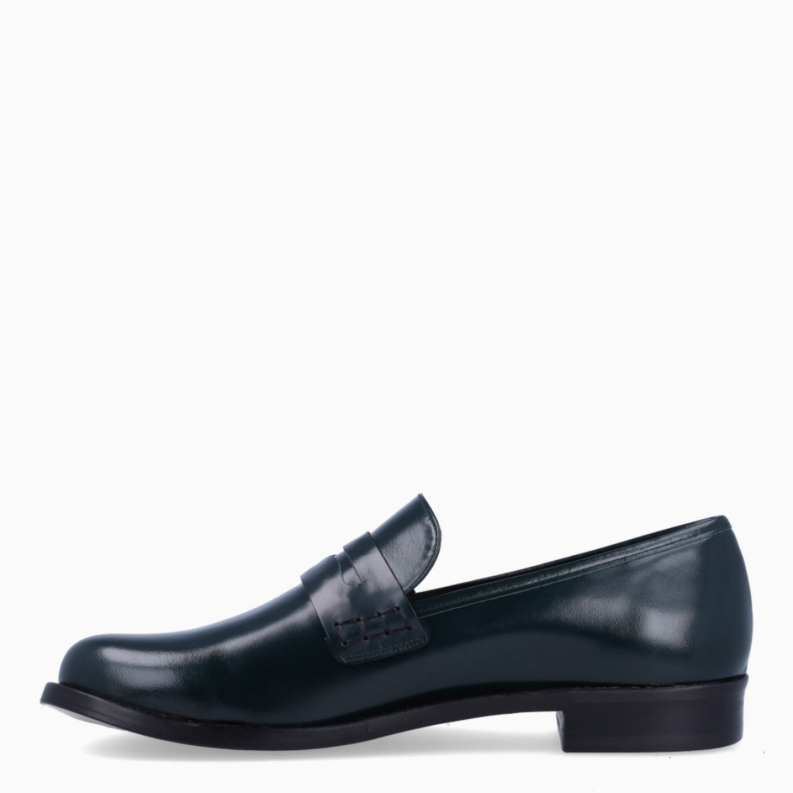 Mocasines de la marca Audley, modelo VERA. Exterior en piel color negro con punta redonda. Interior en piel color cuero. Cierre sin cordones y suela plana de goma. Estos mocasines Audley VERA son unos clásicos, ideales para todos tus looks!