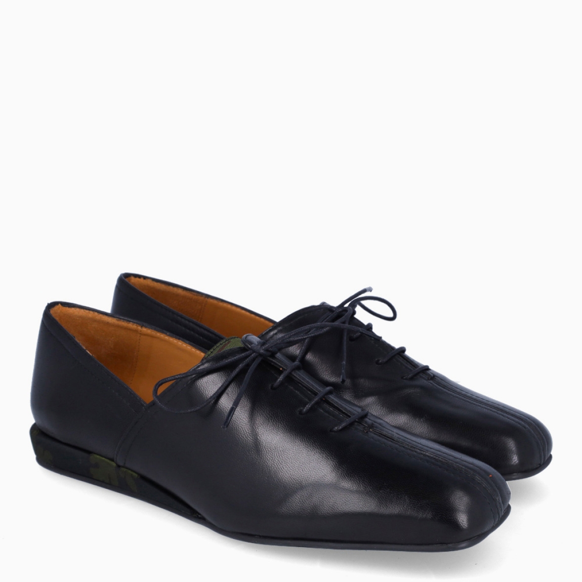 Blucher de la marca Audley, modelo ALAYA. Exterior en piel color negro con puntera plana. Interior en piel color cuero. Cierre de blucher con cordones negros y suela estampada plana de goma. Estos blucher Audley ALAYA son unos clásicos, ideales para esta temporada!